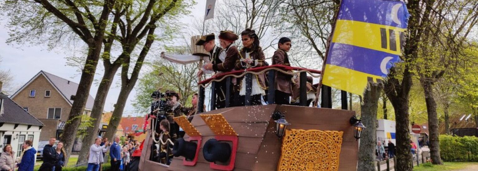 Pageant with decorated wagons - VVV Ameland