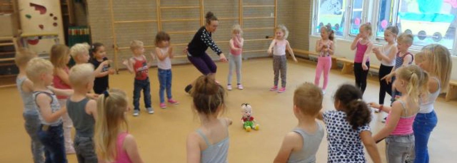 Dancing with Tomke in the library - VVV Ameland