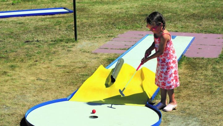 Miniature golf course Camping Roosdunen - Tourist Information 