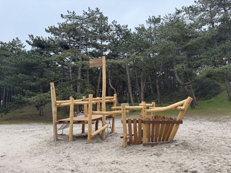 Playing in the Hollumer forest - VVV Ameland