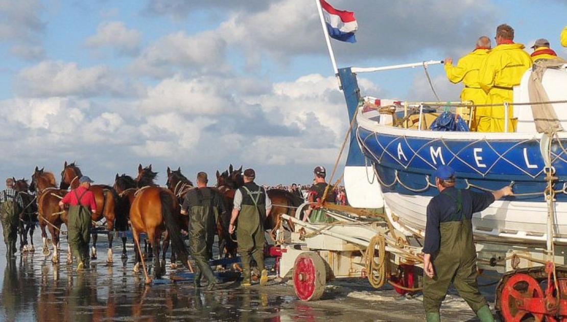 Demonstration horse-drawn rescue boat - Tourist Information 